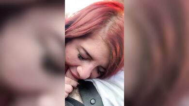 Rossa italiana succhia cazzi in macchina