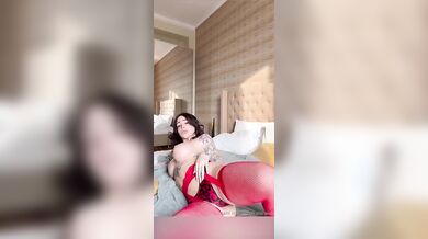 Alex Mucci ditalino in lingerie OF