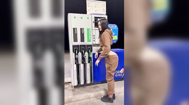 Esibizionista italiana alla pompa di benzina