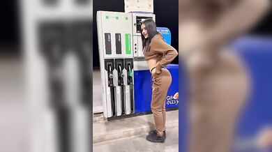 Esibizionista italiana alla pompa di benzina