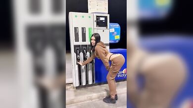 Esibizionista italiana alla pompa di benzina