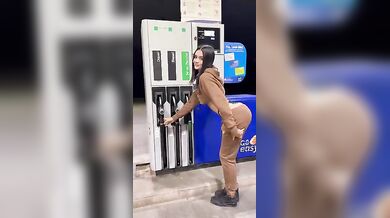 Esibizionista italiana alla pompa di benzina