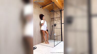 Ditalino in doccia fica italiana of