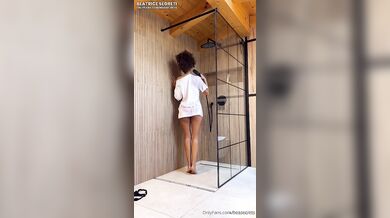 Ditalino in doccia fica italiana of