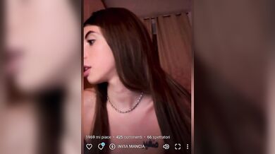 Alessii4 si masturba con dildo