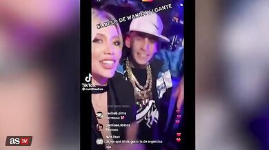 Wanda Nara limona col nuovo fidanzato L-Gante