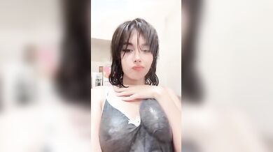 Valentina tettona in doccia