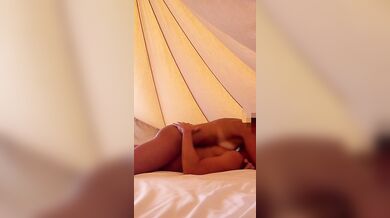 Scopata in vacanza coppia italiana in tenda