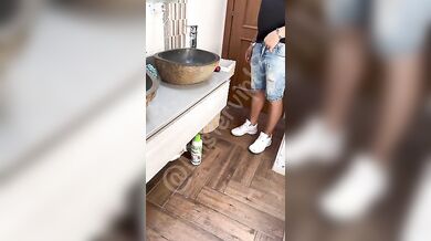 Becca la fidanzata masturbarsi e la scopa in bagno