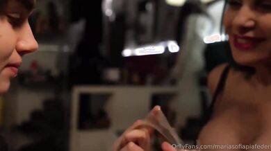 Maria Sofia bacio lesbo con mistress