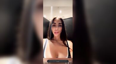 Mi piace fare la porca nel bagno del ristorante sono bagnatissima OF