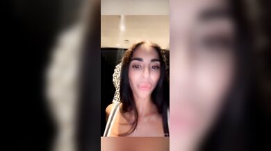 Mi piace fare la porca nel bagno del ristorante sono bagnatissima OF