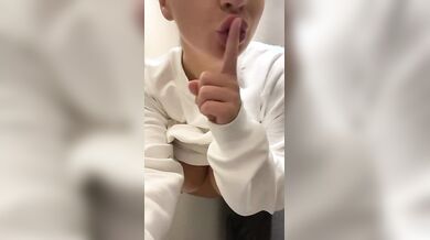 DItalino nel bagno dell'ufficio tettona