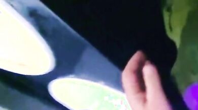 Fidanzata sborrata in facccia nel bagno pubblico