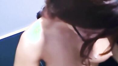 Fidanzata sborrata in facccia nel bagno pubblico