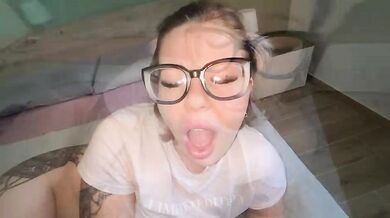 Lavati veloce prima che torna tua madre - Fidanzata sborrata in faccia