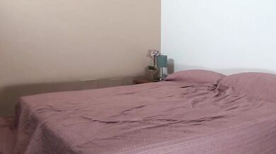 Valeria scopa Nando con i tacchi alti