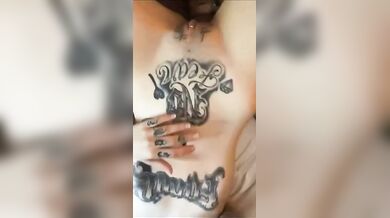 Biondina italiana tatuata scopata da fidanzato nero