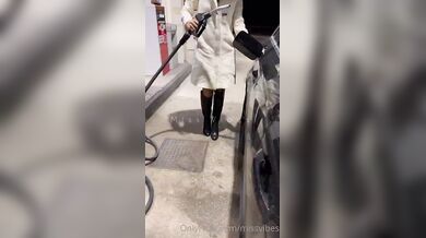 Milf italiana si spoglia alla pompa di benzina