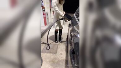 Milf italiana si spoglia alla pompa di benzina