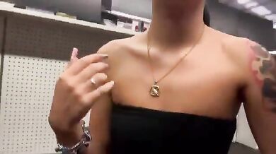 Italiana mostra le tette e la fica al centro commerciale