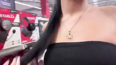 Italiana mostra le tette e la fica al centro commerciale