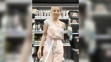 Beccata dallo zio mentre gira porno nel suo negozio per onlyfans