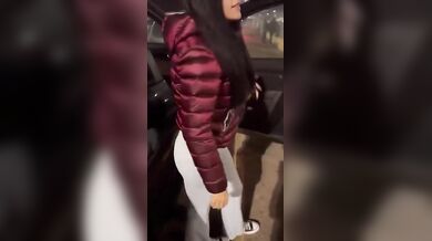 Aspettando la nave lei si annoia e mostra il culo