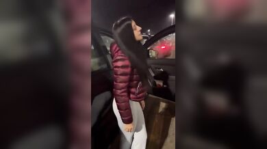 Aspettando la nave lei si annoia e mostra il culo