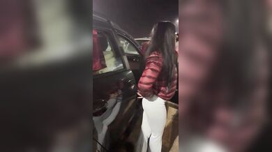 Aspettando la nave lei si annoia e mostra il culo