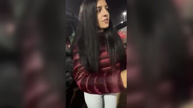 Aspettando la nave lei si annoia e mostra il culo