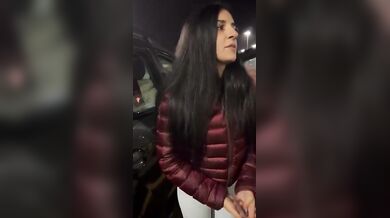 Aspettando la nave lei si annoia e mostra il culo