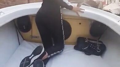 Mi fa vedere il culo in barca a Venezia