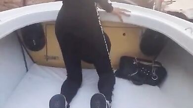 Mi fa vedere il culo in barca a Venezia