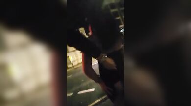 Passeggiata serale con fidanzata esibizionista