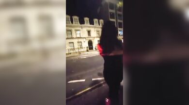 Passeggiata serale con fidanzata esibizionista