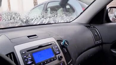 Si fa toccare le tette in auto dal lavavetri