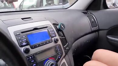 Si fa toccare le tette in auto dal lavavetri