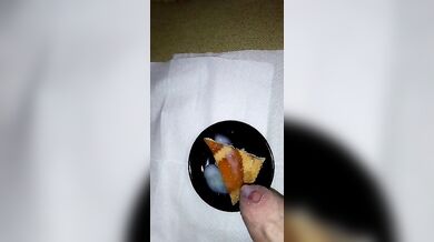 Il dolce è servito sborrata sulla torta