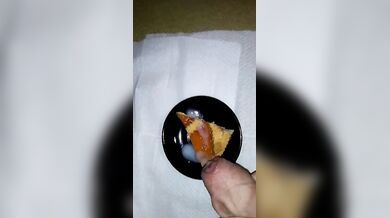 Il dolce è servito sborrata sulla torta