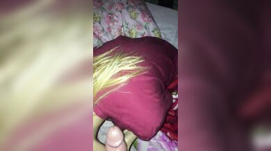 Bionda pompinara succhia il cazzo al suo uomo