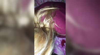 Bionda pompinara succhia il cazzo al suo uomo