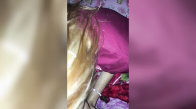 Bionda pompinara succhia il cazzo al suo uomo