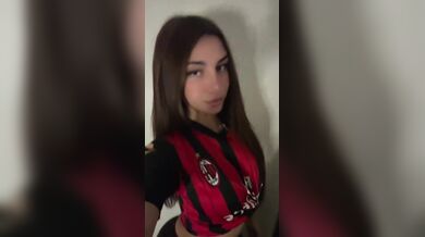 Rebecca milanista fica