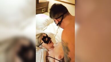 Moglie chiavata forte da bull tatuato