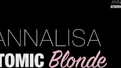 In body bianco sul letto masturbandosi