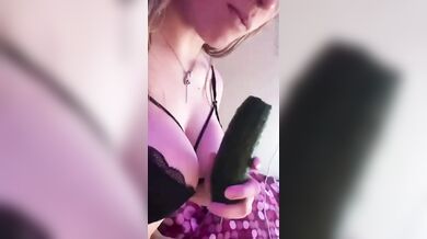 Bionda italiana cetriolo tra le pere