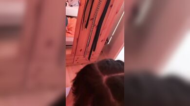 Pompino fidanzata tettona riflessa nello specchio