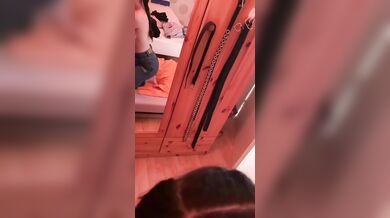 Pompino fidanzata tettona riflessa nello specchio