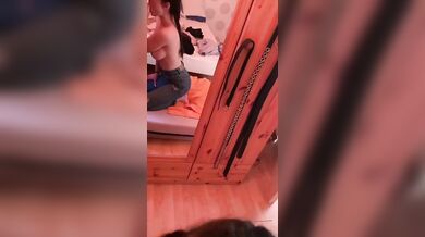 Pompino fidanzata tettona riflessa nello specchio